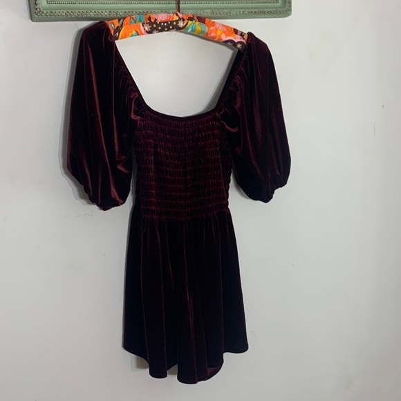 Urban outfitters small short puff sleeve smocked crushed velvet romper new - Picture 3 of 12